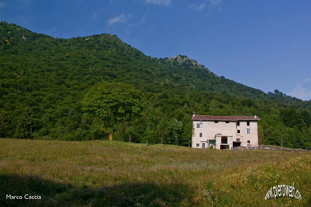 01_Stalla alla partenza ai piedi del Succhello.jpg